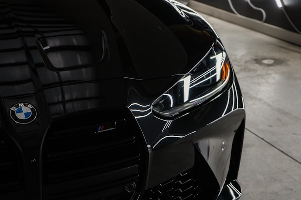 Polissage carrosserie — résultat miroir Auto Glow